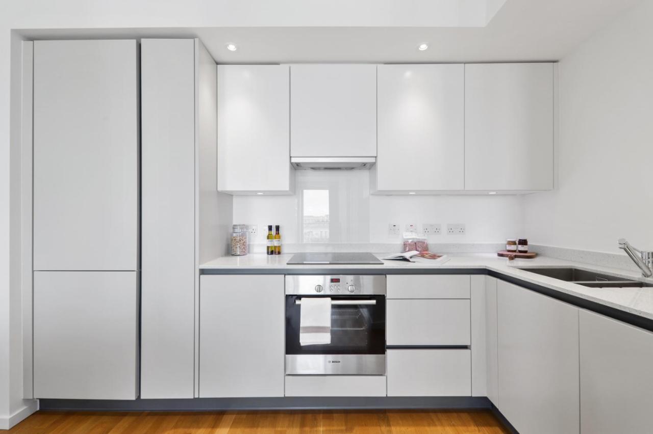 Ellie N Conys 3 Bedroom Apartment With 2 Bathrooms, An Ensuite, Kitchen And Balcony In Stratford Westfield Лондон Екстериор снимка