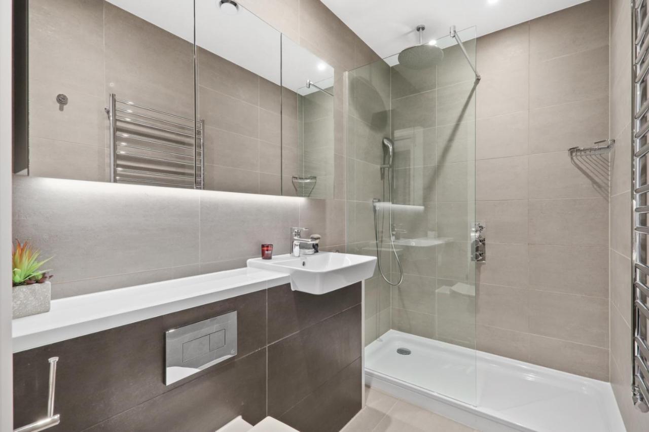 Ellie N Conys 3 Bedroom Apartment With 2 Bathrooms, An Ensuite, Kitchen And Balcony In Stratford Westfield Лондон Екстериор снимка
