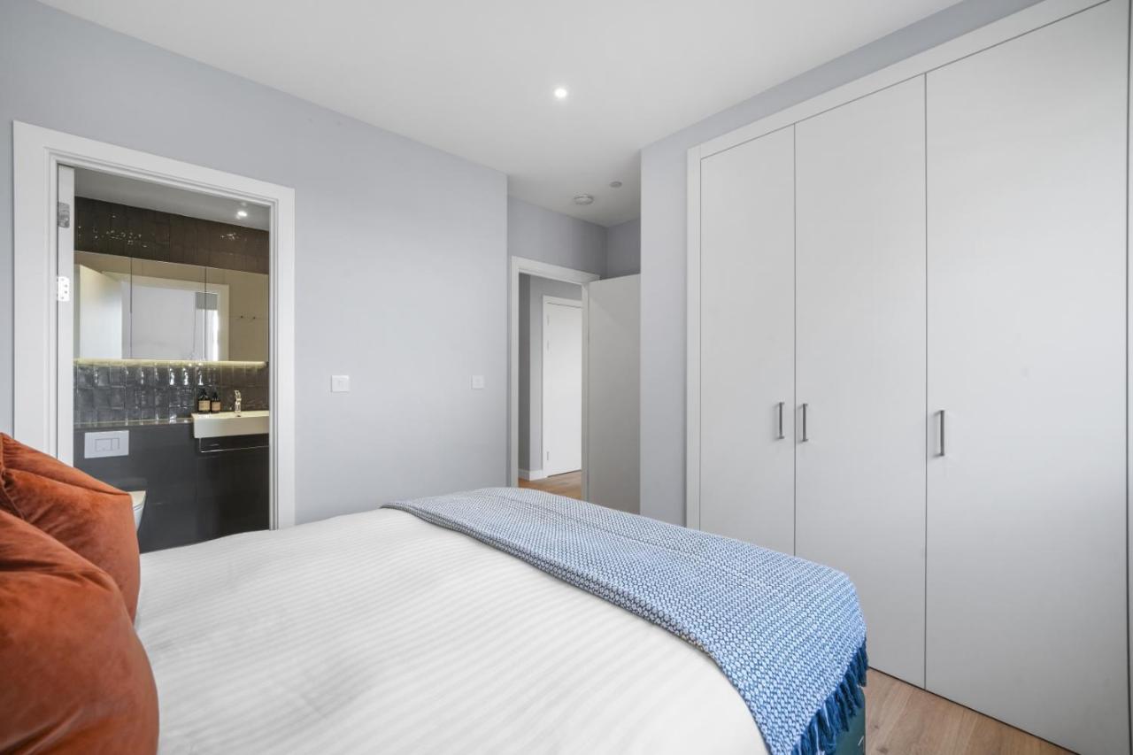 Ellie N Conys 3 Bedroom Apartment With 2 Bathrooms, An Ensuite, Kitchen And Balcony In Stratford Westfield Лондон Екстериор снимка
